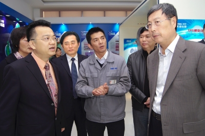 2010年，全国政协副主席、全国工商联主席黄孟复视察3118云顶集团装备产业基地